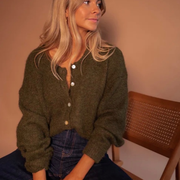 Soft green cardigan - Picture 10 of 11